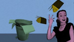 mujer tirando 2 libros al basurero